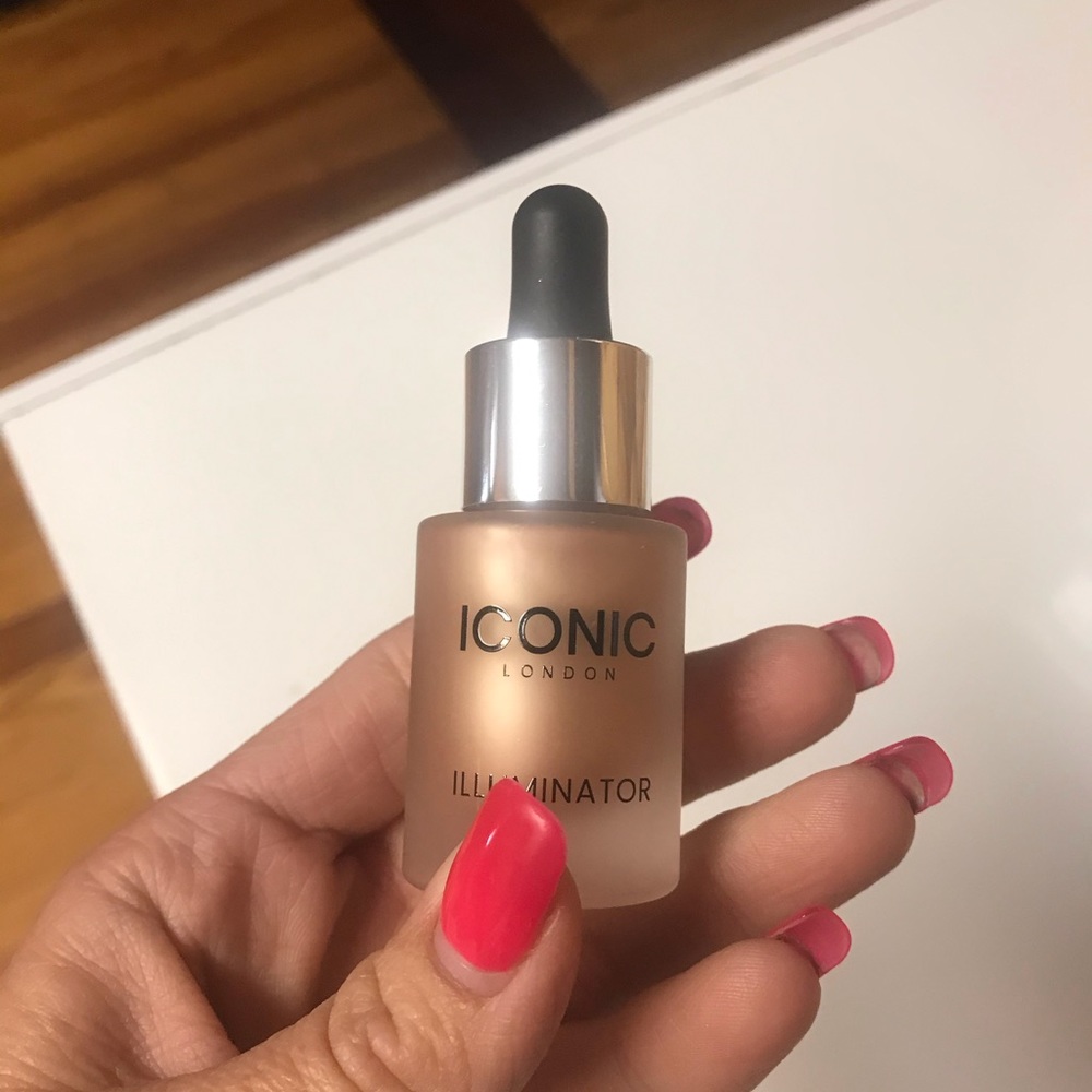 Ionic illuminator